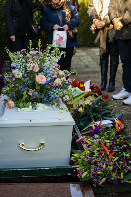 Uitvaartceremonie met bloemen