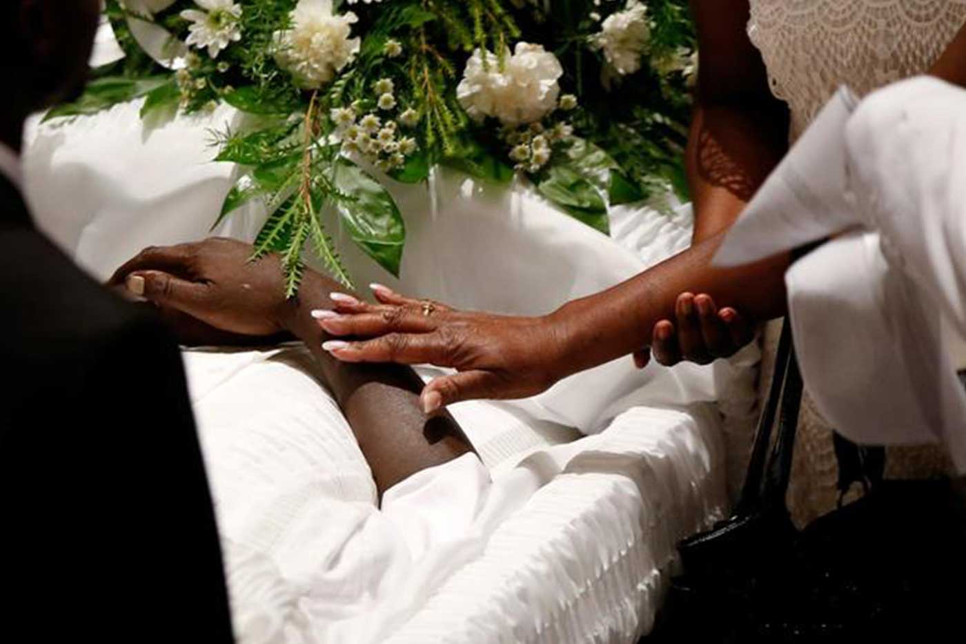 Zorgzame handen die troost bieden